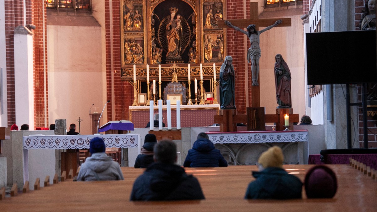 15.03.2020 Wrocław , Kościół Rzymskokatolicki pw Najświętszego Imienia Jezus . Mała frekwencja na mszy świętej podczas zagrożenia koronawirusem .Fot . Krzysztof Ćwik / Agencja Gazeta