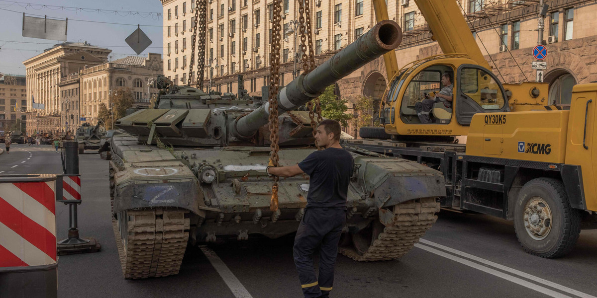 Przygotownia do wystawy zniszczonych rosyjskich pojazdów wojskowych w centrym Kijowa. Ukraina, 21 sierpnia 2023 r.