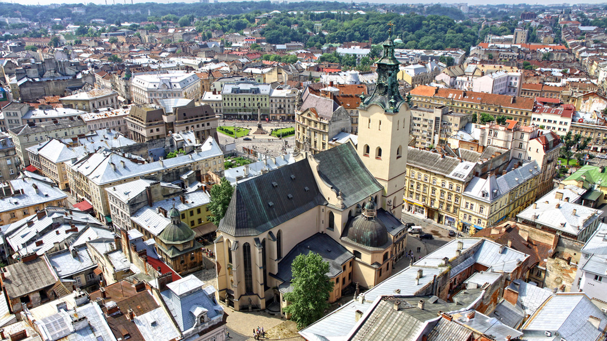 Polacy we Lwowie zebrali się w piątek na Cmentarzu Janowskim, gdzie obchodzili Dzień Zaduszny. Po uroczystej mszy odsłonięto pomnik nagrobny Stefana Grabińskiego - przedwojennego pisarza, klasyka literatury grozy, nazywanego też twórcą horroru kolejowego.