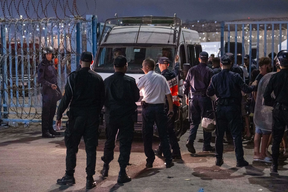 Migranti pokušavaju da pređu iz Maroka u špansku enklavu Seutu, Španija digla vojsku