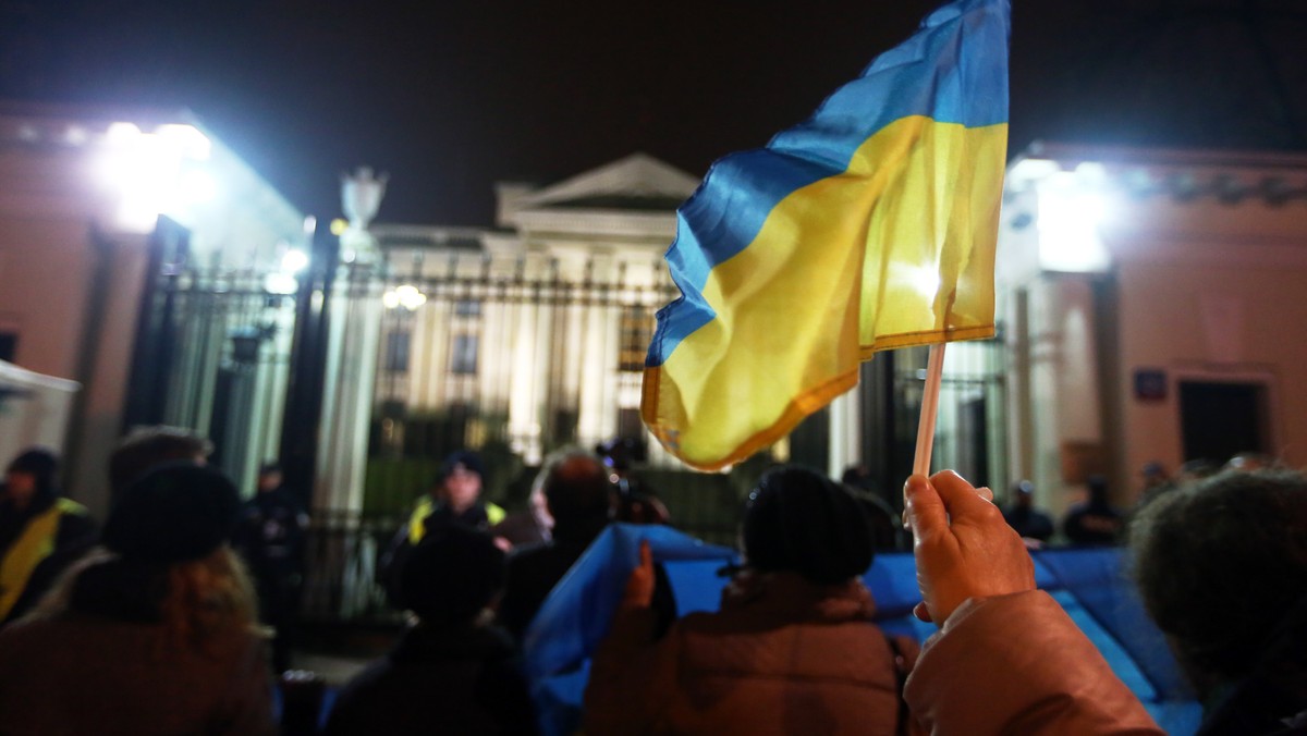 Na znak solidarność z Ukraińcami i dla uczczenia pamięci ofiar wydarzeń na Ukrainie w oknach m.in. Kancelarii Prezesa Rady Ministrów i Belwederu w piątek wieczorem zapłonęły świece. Symbol płonącej świecy został też wyświetlony na fasadzie Pałacu Prezydenckiego.