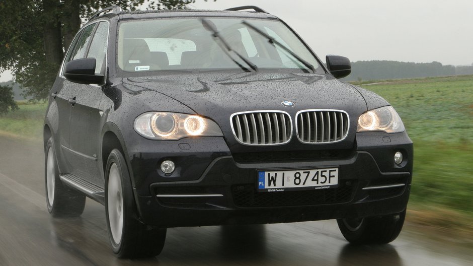 BMW X5 mimo dużej masy i gabarytów świetnie daje sobie radę na drogach i to bez względu na warunki atmosferyczne.