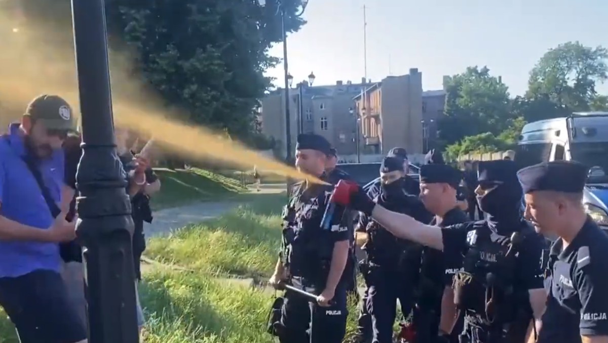 Konwencja Kaczyńskiego w Inowrocławiu. Demonstranci dostali gazem