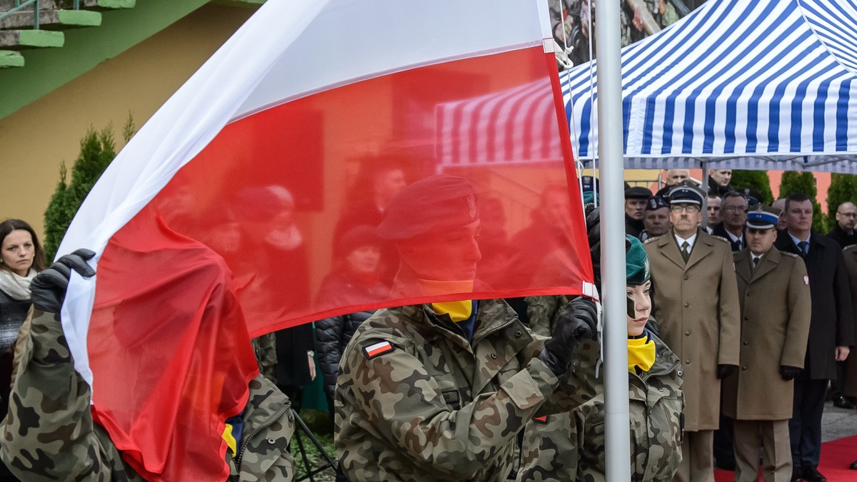 - Trudno zawyrokować, czy ustawa będzie gotowa na 100-lecie odzyskania niepodległości - poinformowało MKiDN. Resort złożył w KPRM wniosek o wpis projektu znowelizowanej ustawy o godle, barwach i hymnie RP oraz o pieczęciach państwowych do Wykazu Prac Legislacyjnych i Programowych Rady Ministrów.