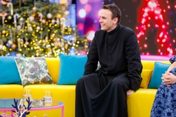 szokuje udziałem w "the traitors". ksiądz z osiedla: "moim życiowym celem było, by księdzem nie być" [wywiad]