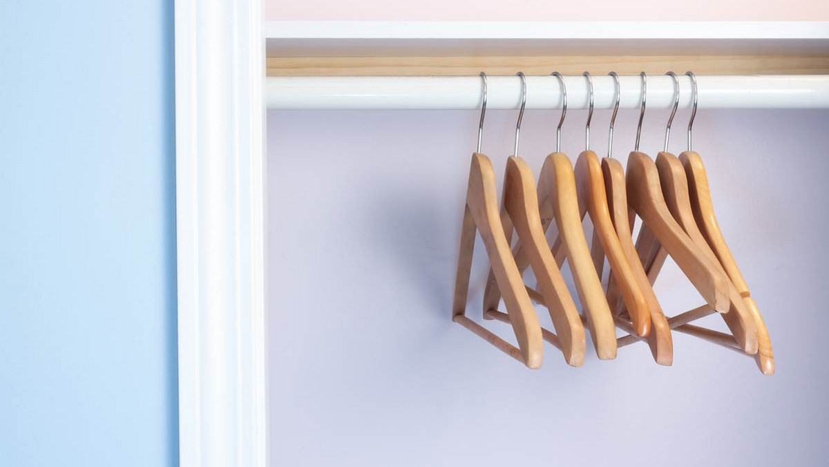 Właściwe rozplanowanie miejsca w szafie ułatwi poranne poszukiwania potrzebnych rzeczy. A przestrzeganie kilku zasad sprawi, że ubrania długo będą wyglądały jak nowe.