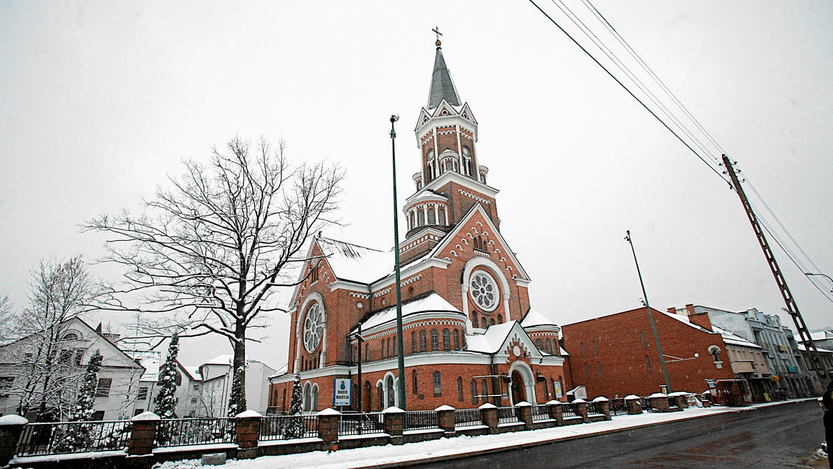 W kościele św. Wojciecha przy ulicy Warszawskiej w Białymstoku około godz. 10 wybuchł pożar. Z ogniem walczy 14 jednostek państwowej straży pożarnej. Przed godziną 12 zawaliła się wieża kościoła - podaje TVN24.