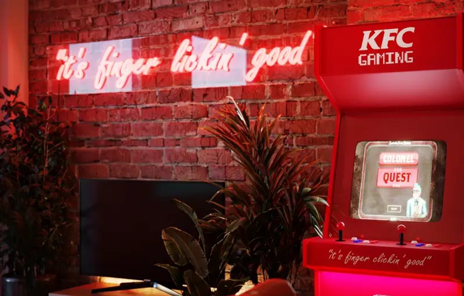 Jeden z pokoi tematycznych hotelu KFC został wyposażony w automat do gier "hot winger" 