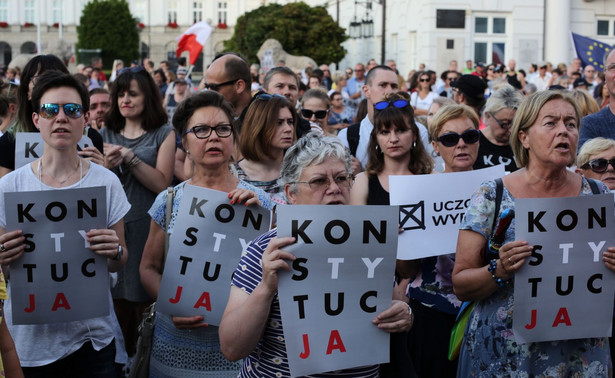 "Chcemy weta". Demonstracja pod Pałacem Prezydenckim w związku z ustawą o SN