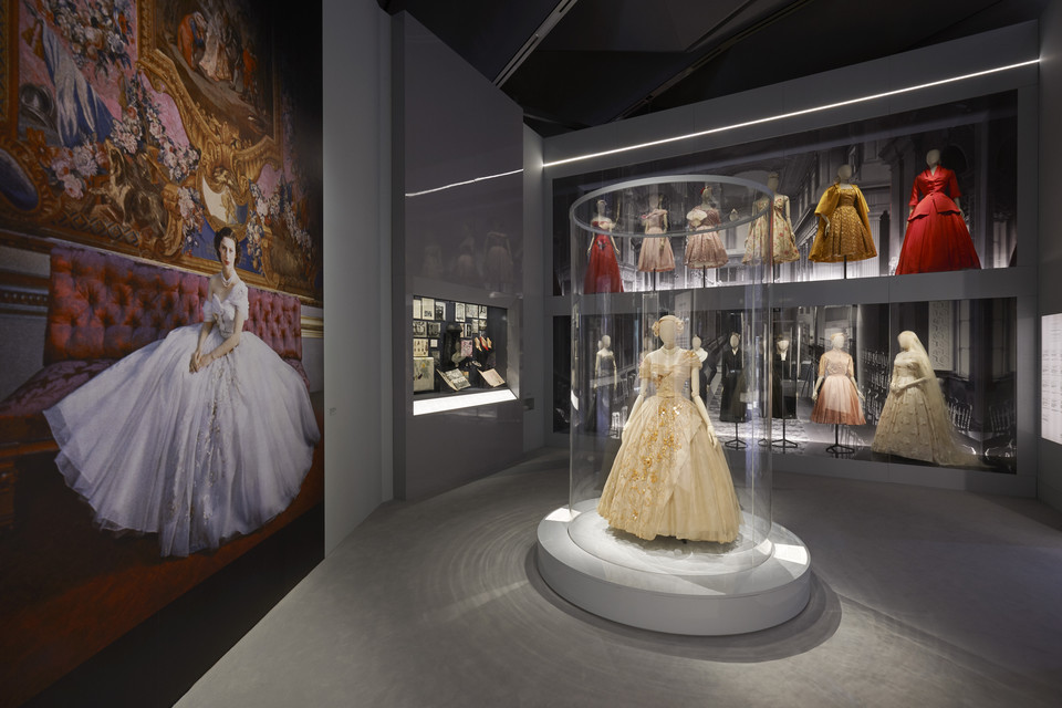 Retrospektywna wystawa "Christian Dior: Designer of Dreams" w Victoria & Albert Museum