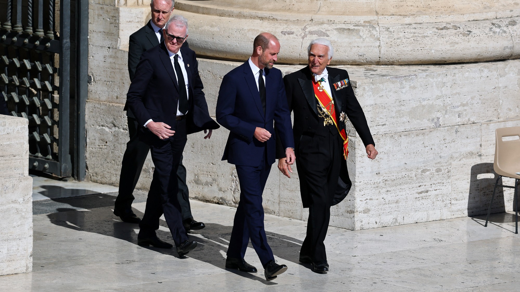 Princ William v zastúpení kráľa Karola III. prichádza na pohreb pápeža Františka vo Vatikáne 26. apríla 2025