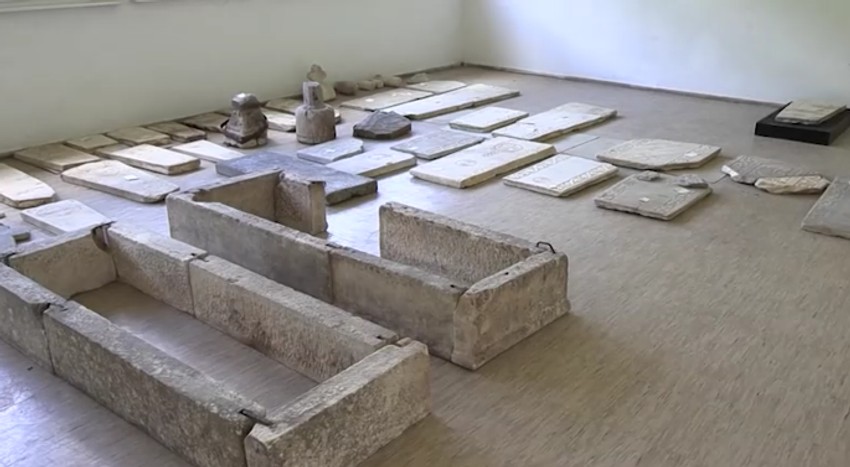 Sarkofazi i mermerni spomenici iz porte crkve Svetog Mine u Štavi