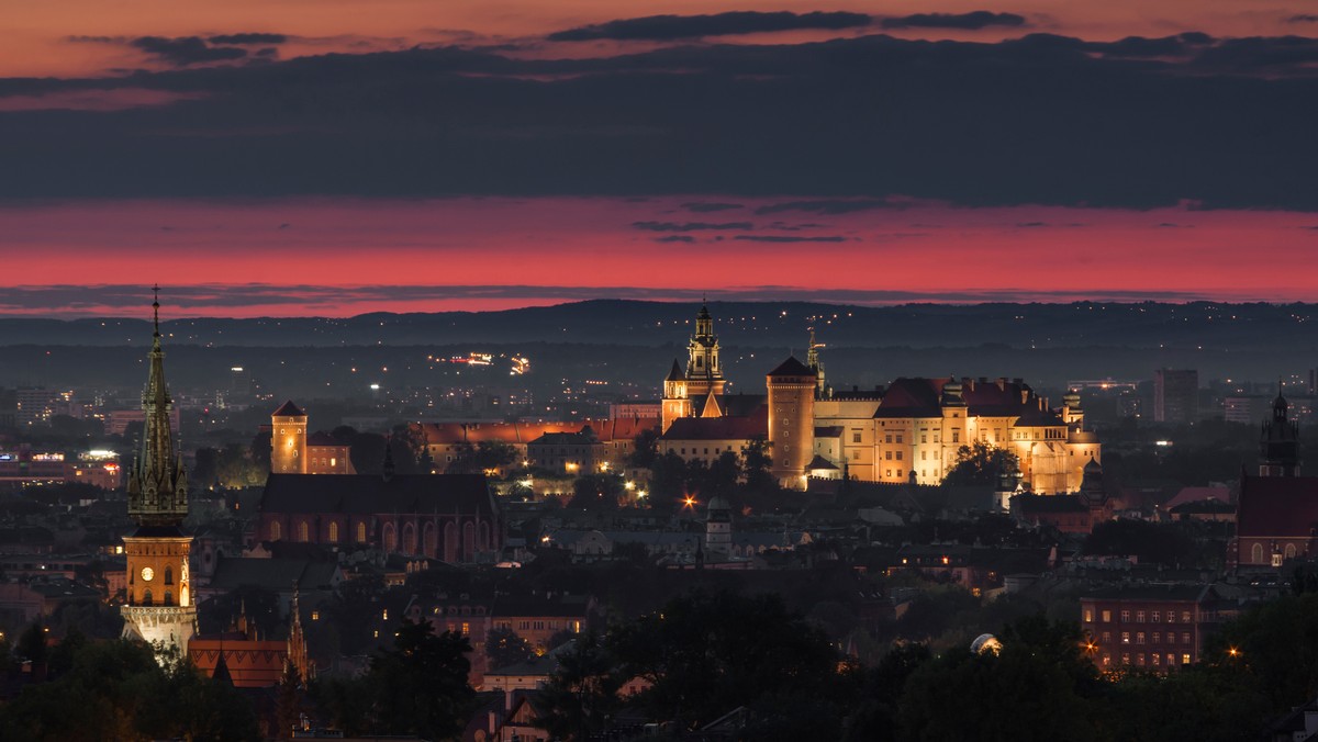 Zapowiadany pozew Krakowa przeciwko klubom go-go działającym w centrum miasta wylądował w koszu. Prawnicy stwierdzili, że nie miałby szans powodzenia. Władze miasta skupią się teraz na tym, aby tego typu lokale działające w centrum były mniej widoczne. Kluby jednak nie przestaną działać.