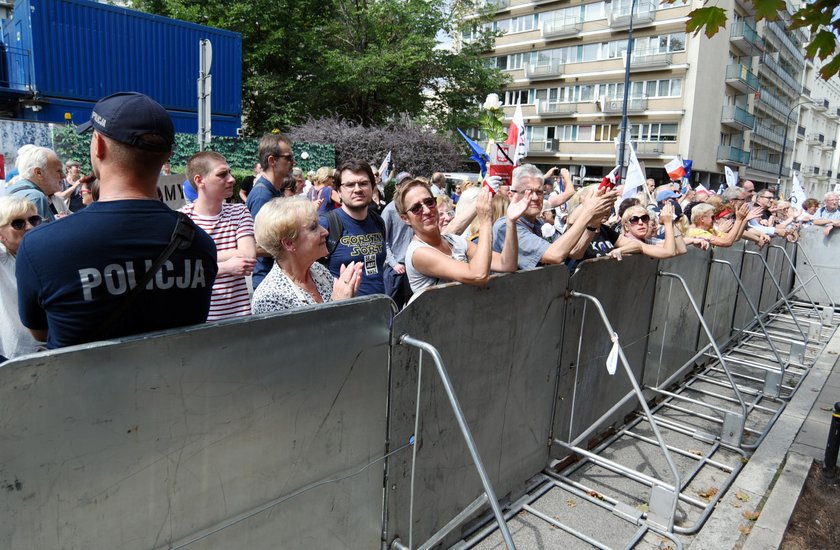 Protest przed Sejmem. Zaatakowali ojca premiera