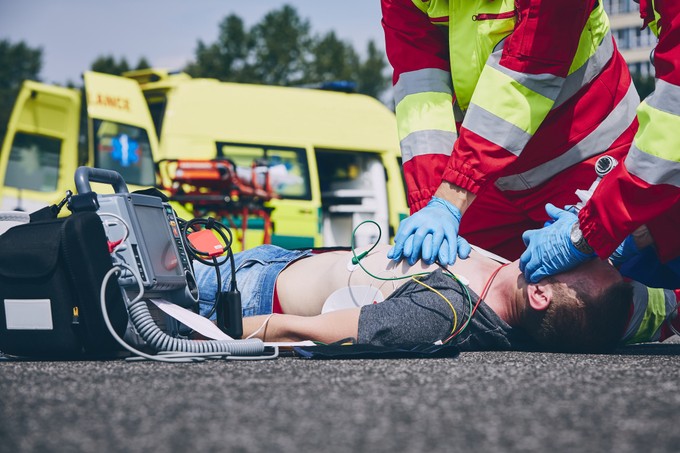 Példaértékű újraélesztés: extra gyors életmentés az utcai forgatagban
