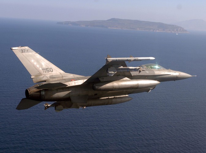 Włoski myśliwiec F-16 ADF