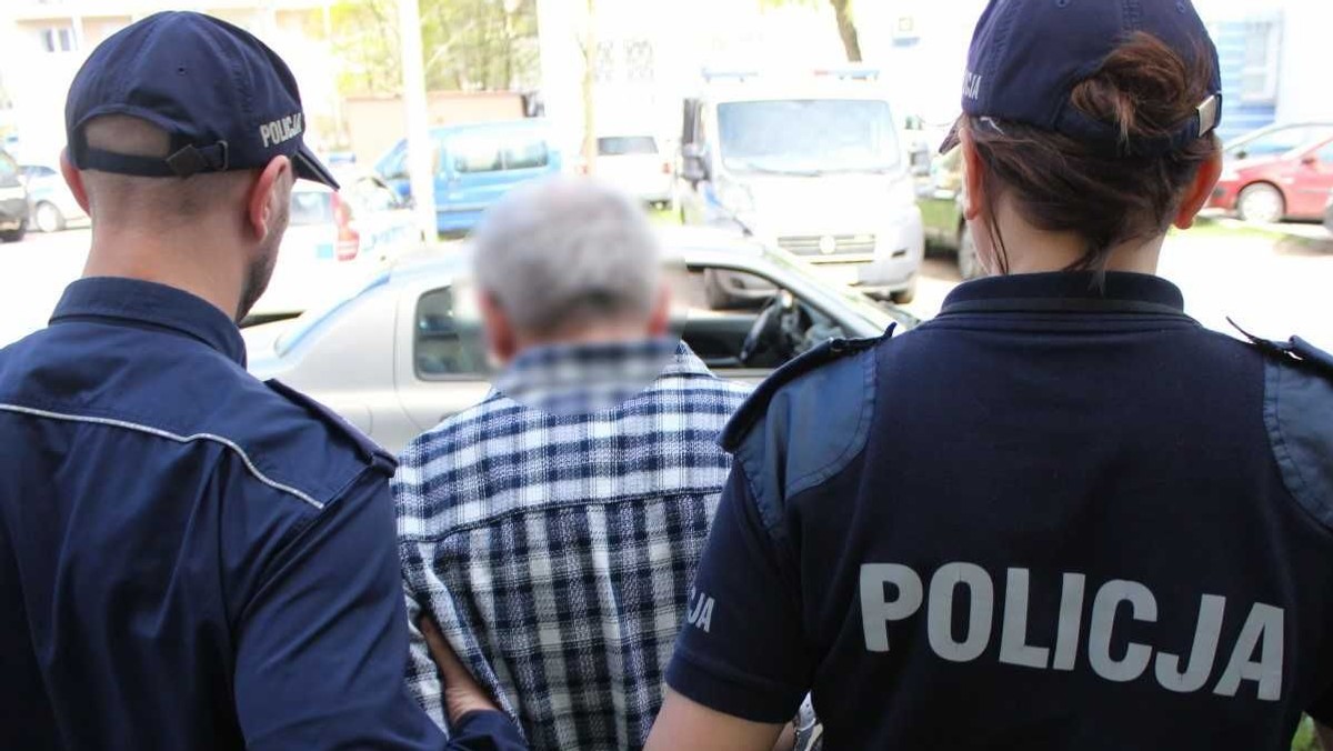 Toruńscy policjanci ujęli 71-letniego mężczyznę, który według zgłaszanych im doniesień na ulicach pokazywał przyrodzenie kobietom. Okazało się, że przyjechał do grodu Kopernika aż spod Warszawy. Mundurowi podejrzewają, że może mieć więcej podobnych wybryków na koncie, dlatego proszą o zgłoszenia od innych osób, które miały okazję widzieć go w akcji.