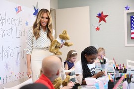 Melanija Tramp se obukla kao KRALJICA, ali kad je progovorila - PROPAST! Svi su u čudu zbog onoga što je REKLA DECI, kritike na mrežama šire se kao požar