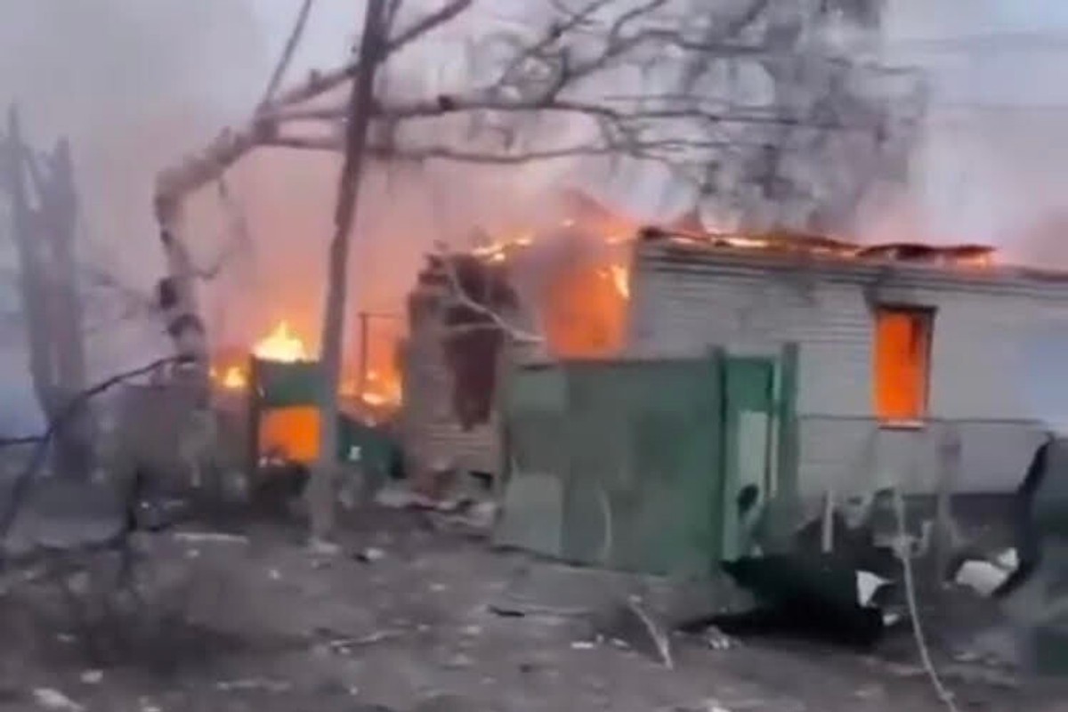 Starobielsk (obw. ługański), Ukraina, 25.02.2022. Wojna na terenie Ukrainy, 25 bm. Kolumny rosyjskich wojsk przekroczyły wschodnie, północne oraz południowe granice Ukrainy. Rosja rozpoczęła ostrzał ukraińskich miast. Celem agresji stały się m.in. Kijów, Charków oraz obiekty wojskowe znajdujące się w obwodzie lwowskim. (amb) PAP/PAP