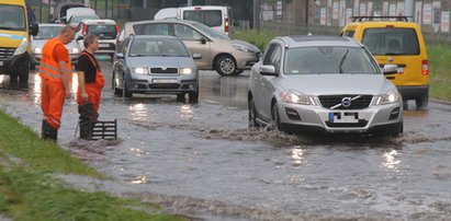 Ulica Kilińskiego w Łodzi zamknięta do odwołania. Zmiana trasy autobusu MPK. Objazdy dla kierowców. Czy uda się powstrzymać powódź błyskawiczną przy Tymienieckiego?