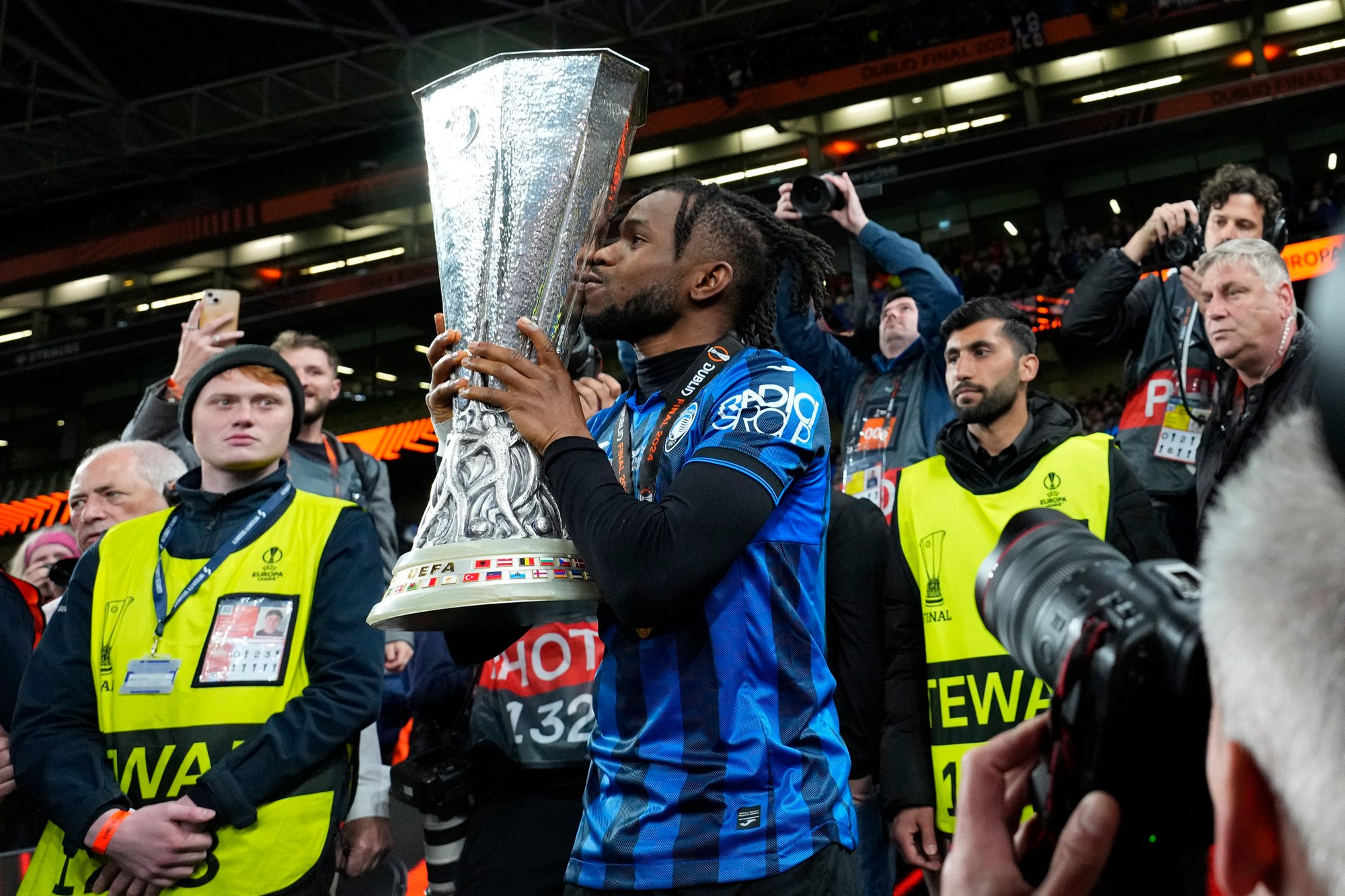 Európska liga (finále): Atalanta Bergamo - Bayer Leverkusen.