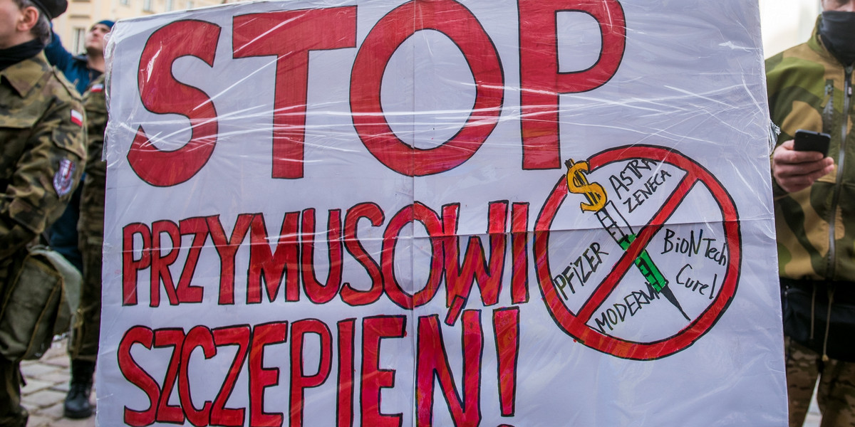 Antyszczepionkowcy zaatakowali ratusz w Sędziszowie Małopolskim, zdjęcie ilustracyjne. 