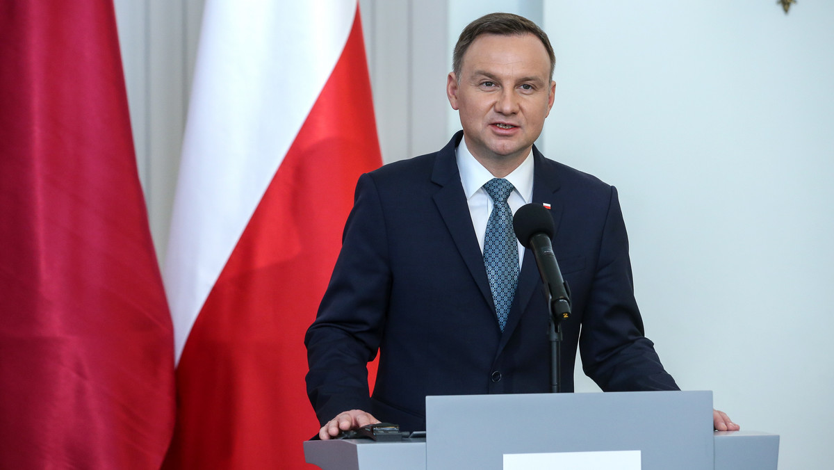 Prezydent Andrzej Duda powiedział, że ma poważne konstytucyjne wątpliwości ws. propozycji, by m.in. wójtowie, którzy sprawowali urząd dwie kadencje, nie mogli kandydować w najbliższych wyborach samorządowych. Dodał, że jest zwolennikiem ograniczenia liczby kadencji, "ale na przyszłość, a nie do tyłu". Chodzi o propozycję przedstawioną w marcu przez prezesa PiS Jarosława Kaczyńskiego, która miałaby polegać m.in. na ograniczeniu do dwóch kadencji wójtów, burmistrzów i prezydentów miast.