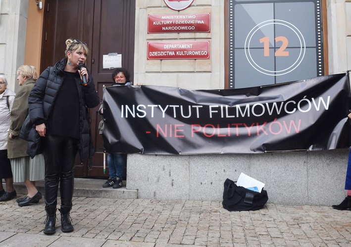 Była dyrektor PISF Agnieszka Odorowicz w czasie pikiety filmowców i aktorów przed siedzibą Polskiego Instytutu Sztuki Filmowej w Warszawie