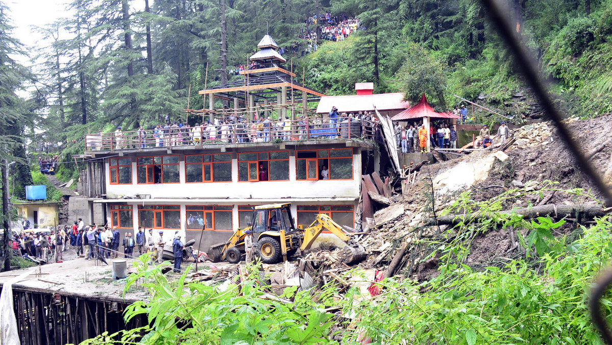 Tragedia w Himalajach. Autobusy wisiały na skraju przepaści