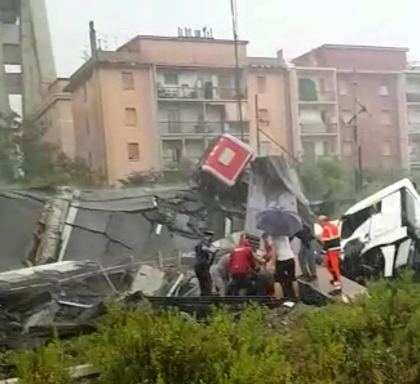 Zawalił się most na autostradzie. Służby mówią o „dziesiątkach ofiar”