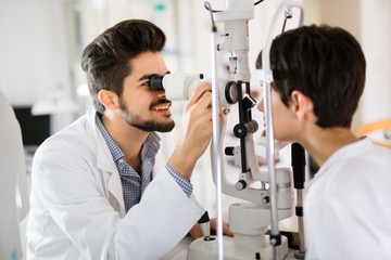 Mikor, kinek, hogyan: minden, amit a látásvizsgálatról tudnia kell!