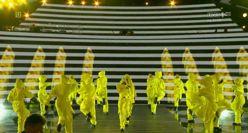 Tancerze w żółtych skafandrach rozpoczęli show Dody. 