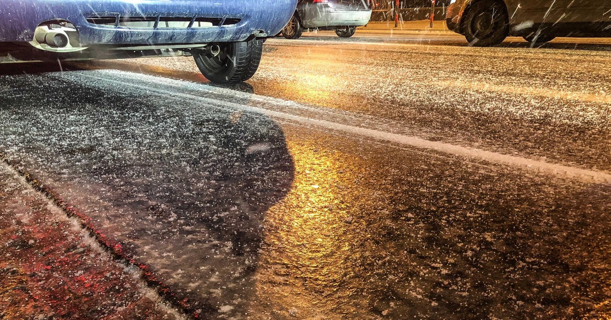 IMGW wydał ostrzeżenie dla części Polski! Kierowcy, uważajcie na "szklankę" na drogach