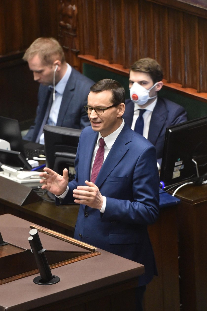 Wielu prominentnych polityków, jak premier Mateusz Morawiecki przyszło do Sejmu bez rękawiczek