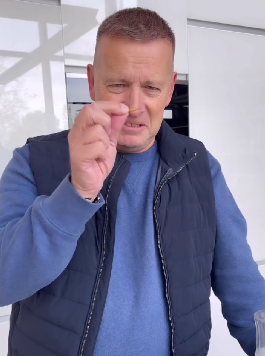 Boris Kollár skúšal sušené červíky.
