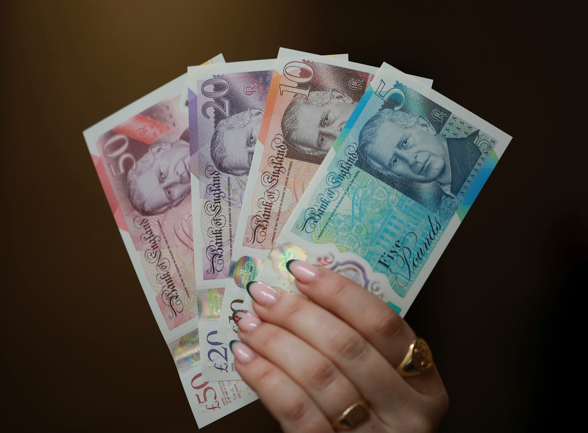 Britská centrálna banka uviedla do obehu nové bankovky s portrétom kráľa Karola III.