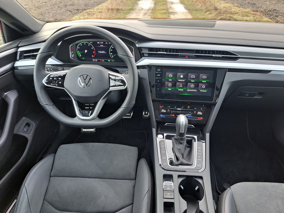 Volkswagen Arteon ma elegancki, stonowany kokpit, na którym oczywiście nie brak elektroniki.