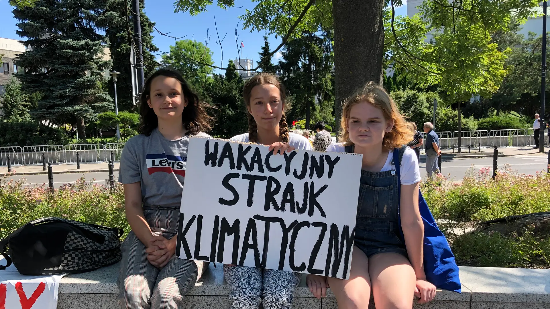 Inga Zasowska kontynuuje Wakacyjny Strajk Klimatyczny. Pod Sejmem pojawił się symbol zagłady