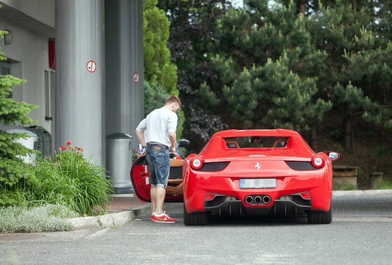 Kapitan reprezentacji Polski przedłużenie kontraktu z Borussią Dortmund do 2018 roku uczcił zakupem ferrari 458 italia. Po ponownym podpisaniu umowy z niemieckim klubem zarabia miesięcznie ok 800 tysięcy złotych - donosi Fakt.