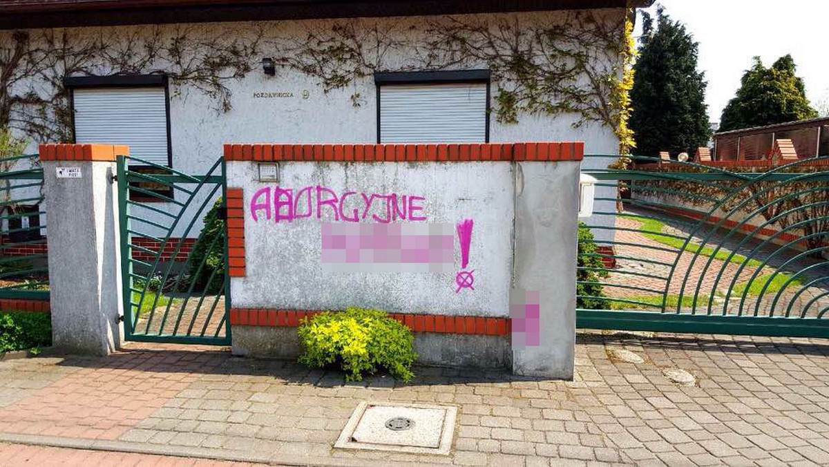 "Aborcyjne k...y" - taki napis na ogrodzeniu swojego domu znalazła dziś rano Joanna Jaśkowiak, żona prezydenta Poznania. Jaśkowiak poinformowała o sprawie na swoim profilu na Facebooku.