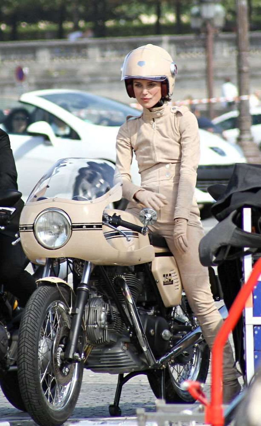 Sexy aktorka prowadzi motor?
