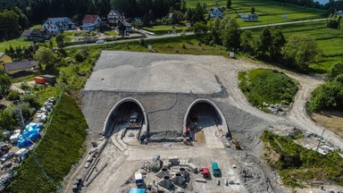 Budowa tunelu zakopianki zalicza kolejne opóźnienie. Kierowcy w wakacje znów staną w korkach