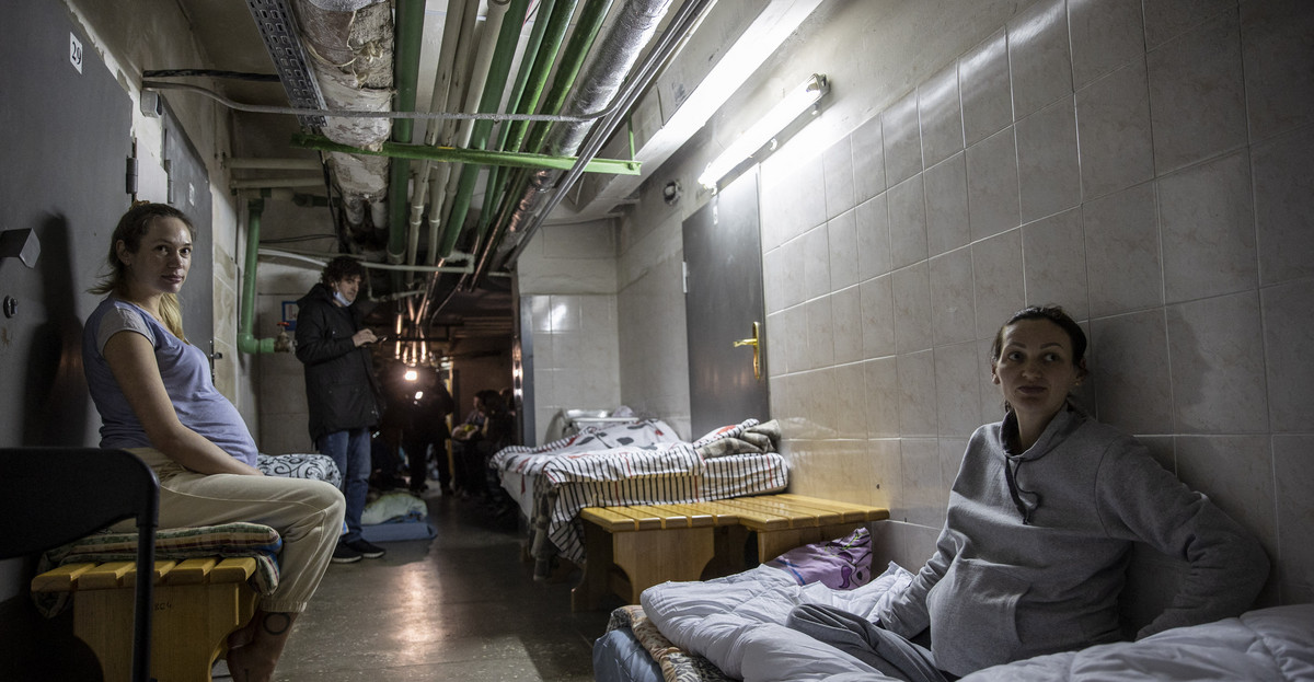 Ciężarne Ukrainki w piwnicy szpitala położniczego w Kijowie. 2 marca 2022 r. 