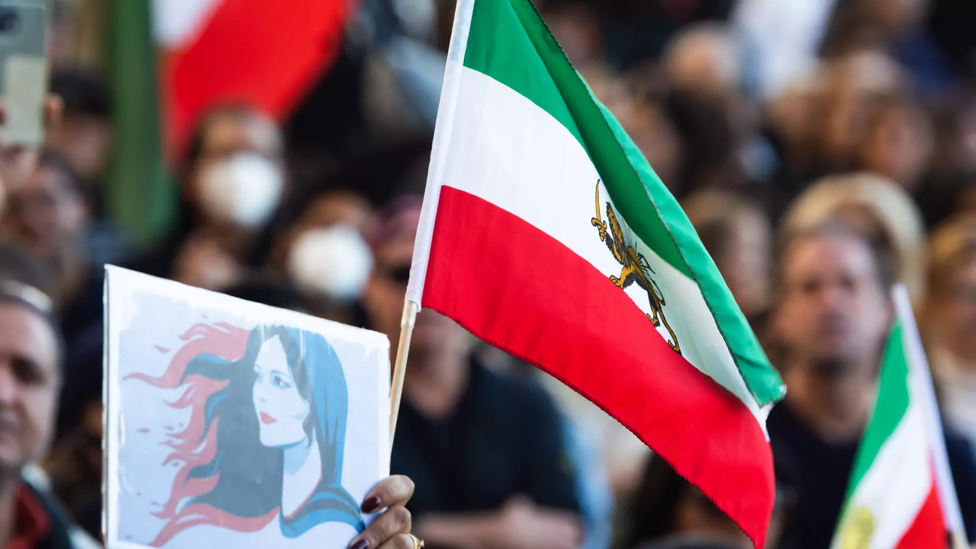 Protesty w Iranie. Konserwatywny polityk wzywa do przemyślenia obowiązku noszenia hidżabu