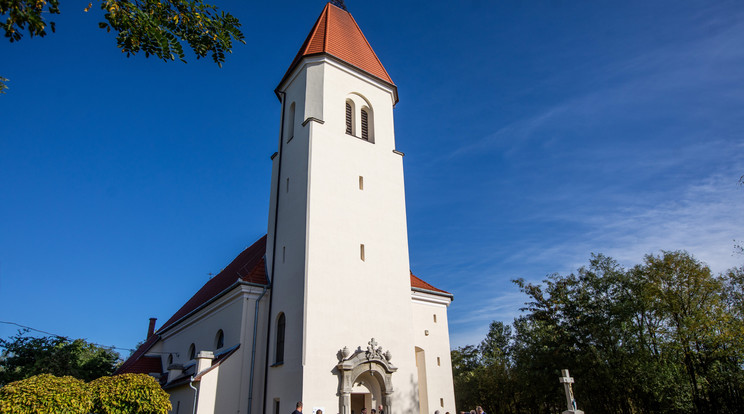 A felújított ópusztaszeri Magyarok Nagyasszonya-templom az avatásnapán /Fotó: MTI/Rosta Tibor