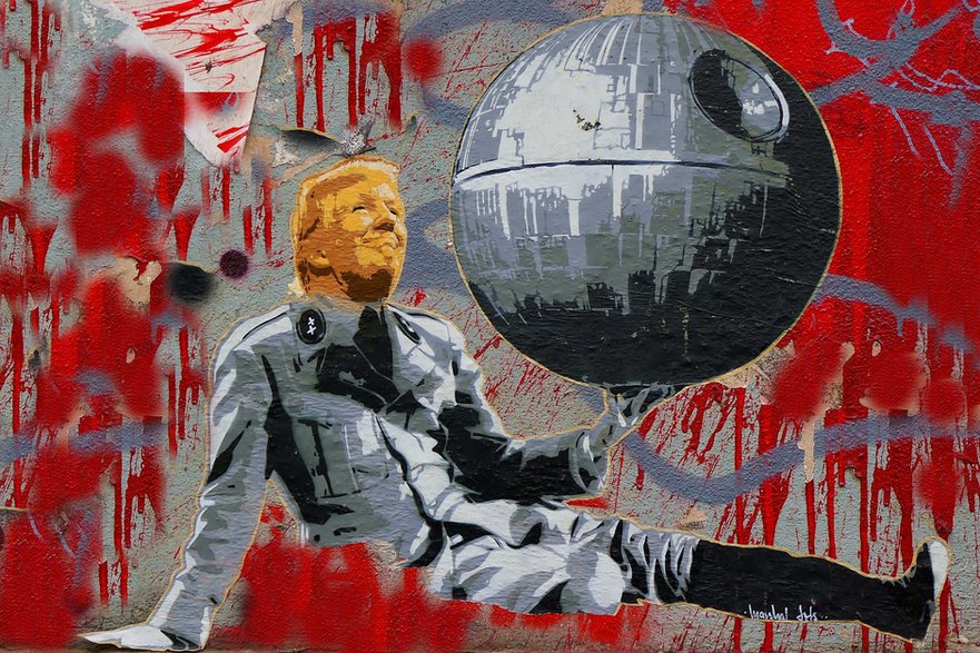 "Dyktator" nadal odgrywa wielką rolę w popkulturze. Na zdjęciu: uliczne graffiti z Kolonii w Niemczech. Donald Trump jako dyktator Hynkel na ręku zamiast balona w kształcie kuli ziemskiej trzyma Gwiazdę Śmierci z "Gwiezdnych wojen"