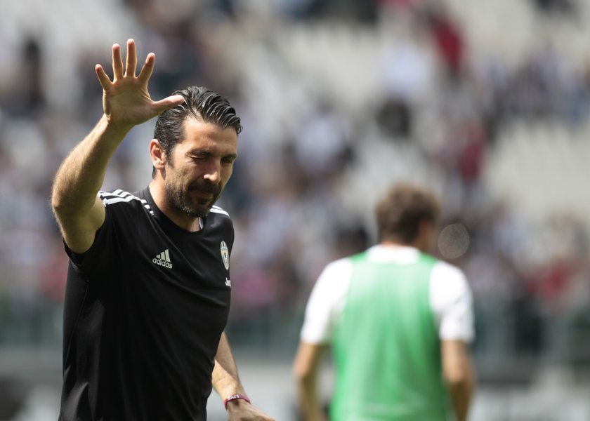 W 2006 roku Gianluigi Buffon, bramkarz Juventusu Turyn został wraz z klubem zdegradowany za korupcję do Serie B