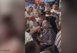 Soraja Vučelić snimila pevača kako dobija bakšiš