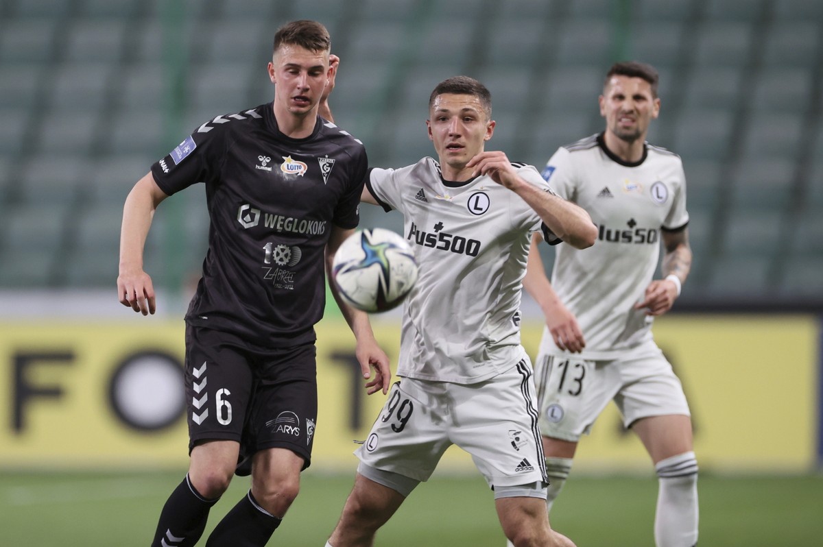 Piłkarz Legii Warszawa Bartosz Slisz (C) i Krzysztof Kubica (L) z Górnika Zabrze podczas meczu Ekstraklasy