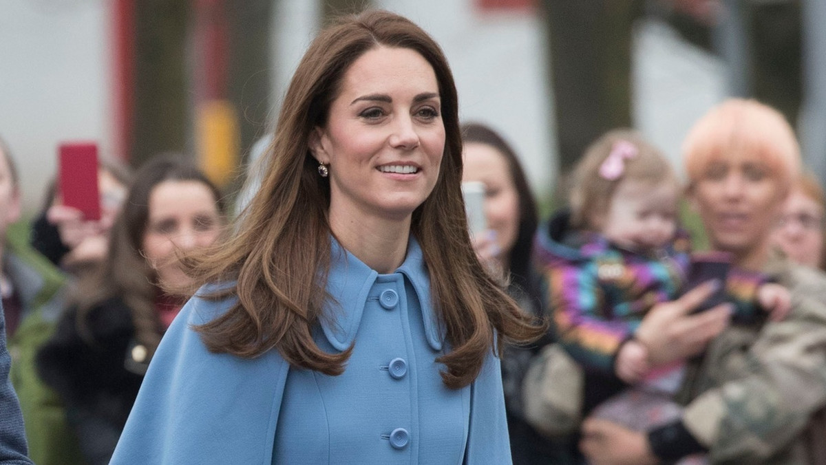 Kate i William są piękną parą, a ich związek dla wielu może być wzorem do naśladowania. Poznali się i pokochali na studiach, a niebawem będą obchodzić ósmą rocznicę ślubu. Mają trójkę dzieci i wyglądają na naprawdę szczęśliwych razem. Nie zawsze jednak tak było. W 2007 roku Kate i William rozstali się. Do dzisiaj nie wiadomo, co tak naprawdę było powodem zerwania. Krążyło na ten temat wiele plotek. Okazuje się, że książę William zdradził Kate Middleton.